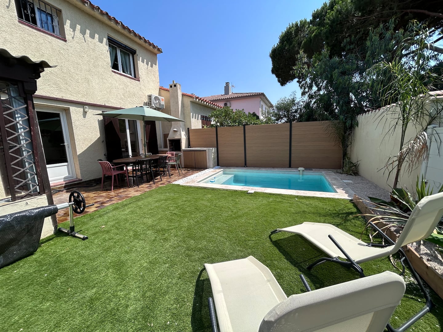 Piscine et terrasse repas