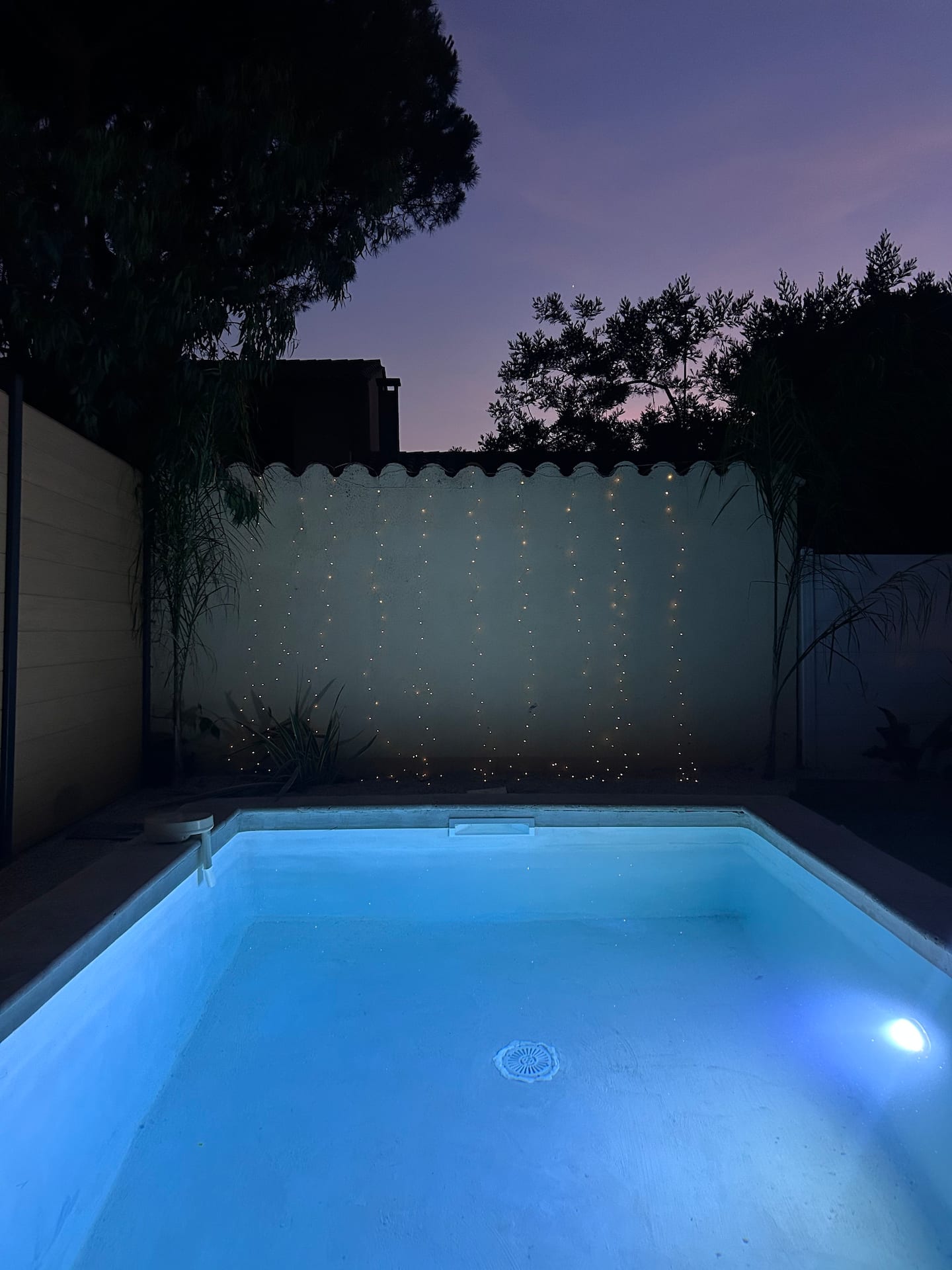 Piscine éclairée de nuit