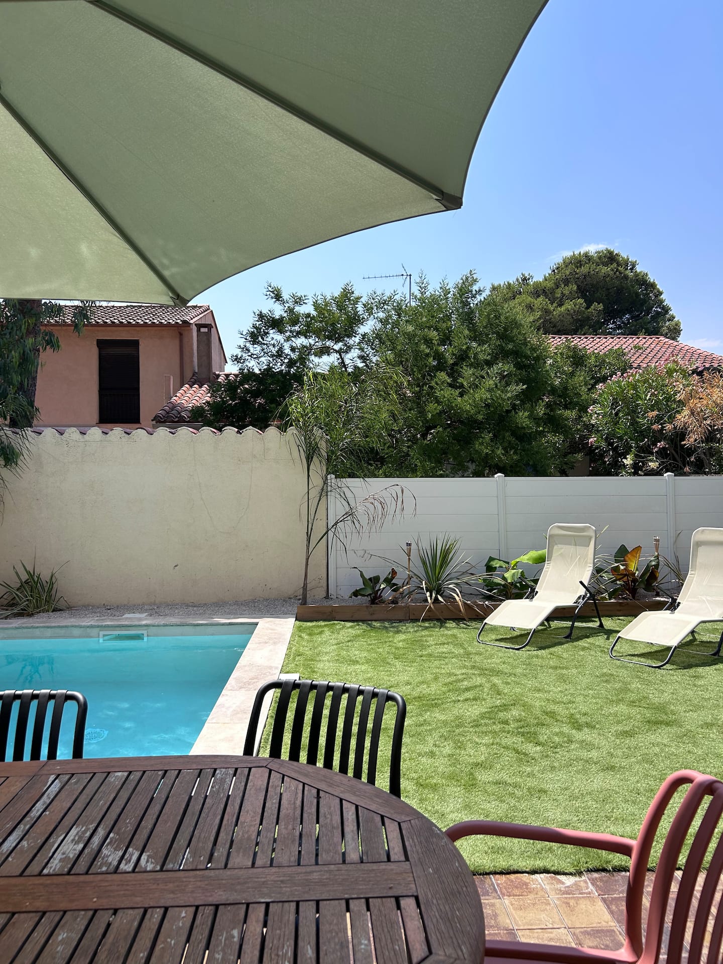 Repas au bord de la piscine
